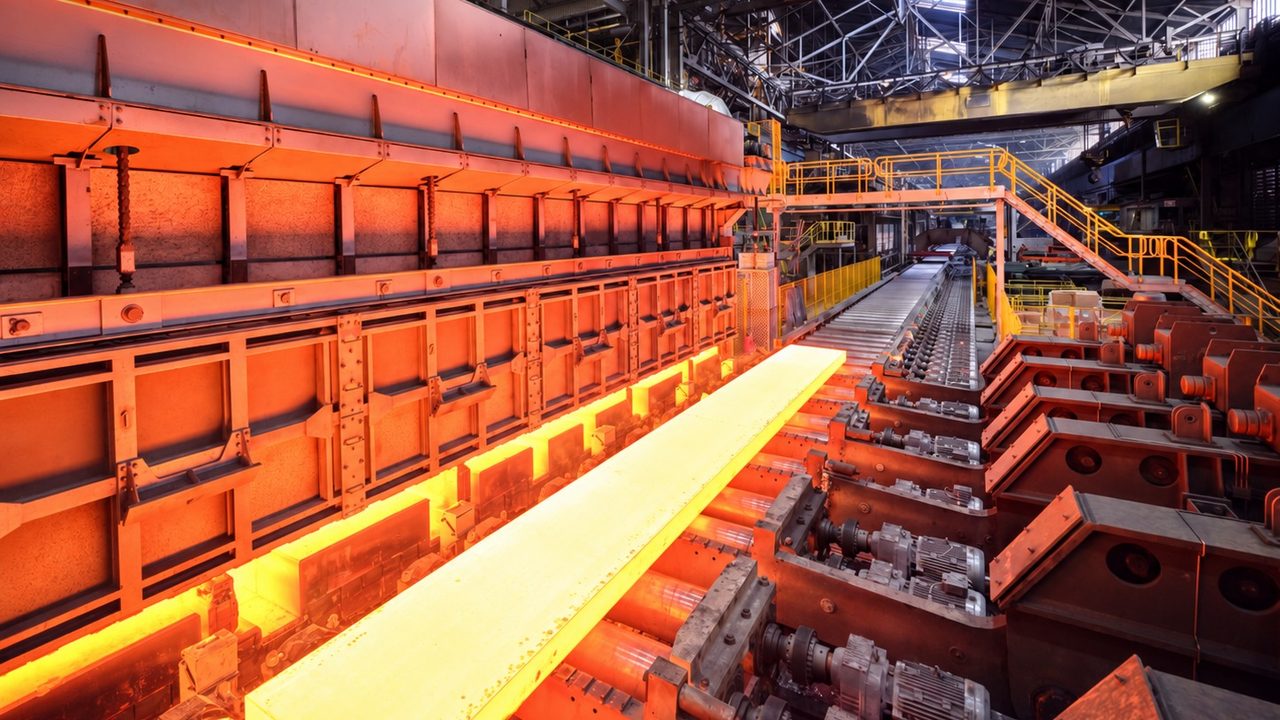 Gloeiende staalplaat op de walserij van Tata Steel in IJmuiden